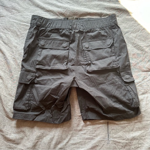 BLACK CARGO SHORTS - SIZE SMALL - Picture 3 of 6